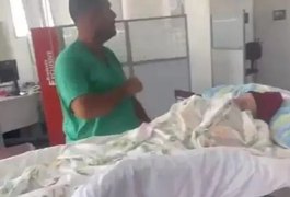 Filho mobiliza ambulância e leva mãe de 93 anos em maca a Banco para retirar cartão de INSS
