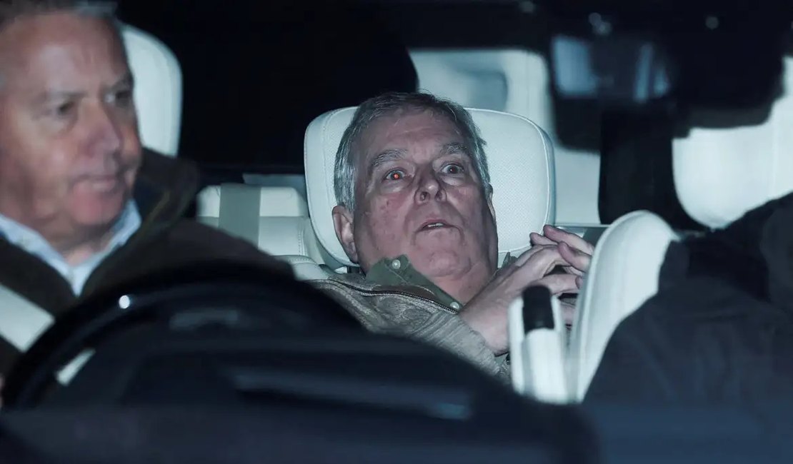 Polícia libera ex-príncipe Andrew, irmão do rei Charles 3º