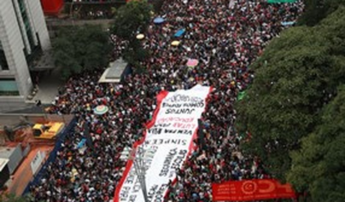 Manifestantes ocupam Avenida Paulista contra cortes na educação