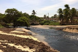 Esgoto lançado no Riacho Doce cria mancha na praia e gera mau cheiro