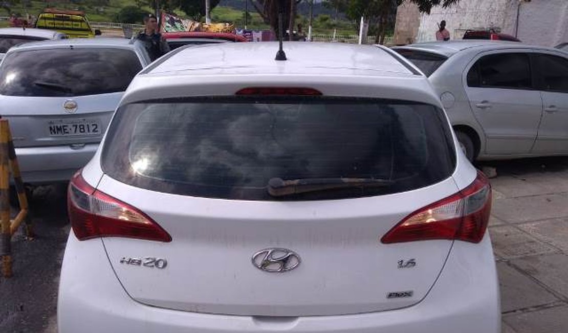 Polícia apreende carro com placas clonadas e armas de fogo em São Miguel dos Campos