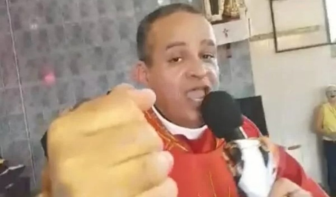 Padre faz sucesso nas redes após cantar música de Xande de Pilares durante a missa; Assista﻿