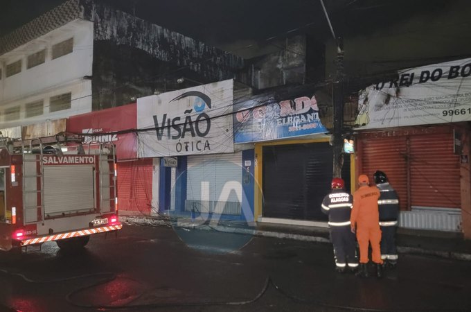 Incêndio atinge fiação de internet e queima fachadas de lojas na Rua São Francisco, em Arapiraca