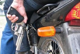 Bandidos armados roubam motocicleta no bairro Baixa Grande, em Arapiraca