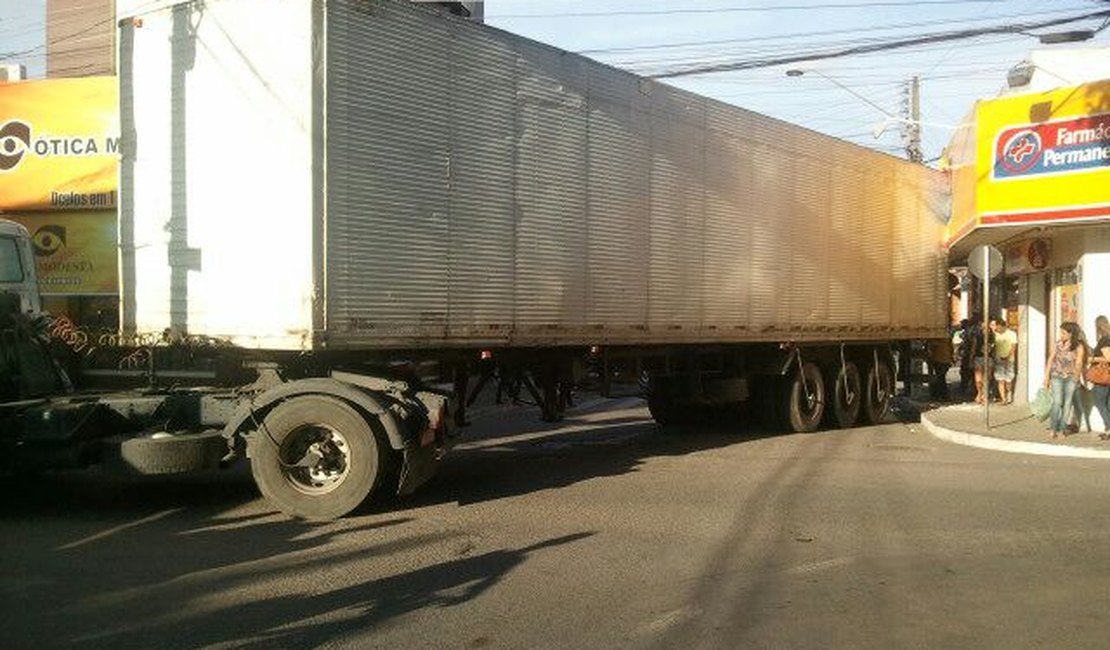 Caminhão de Carga faz conversão e destrói fachada de farmácia no Centro de Arapiraca