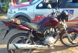 Rádio Patrulha encontra moto roubada abandonada em estrada vicinal de Arapiraca