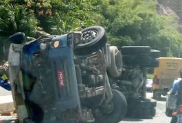 Caminhão, carregado de pedras, fica destruído após acidente em Marechal Deodoro