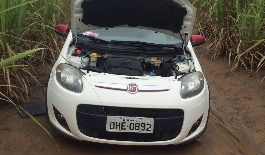 Carro com aparelho de som de R$ 8 mil é encontrado depenado na zona rural