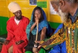 Glória Maria fuma maconha em reportagem