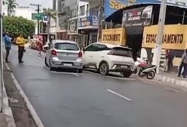 Colisão envolve dois carros em trecho da Rua 30 de Outubro, no Centro de Arapiraca
