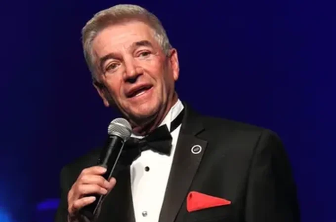 Morre Tom Dreesen, comediante e amigo de Frank Sinatra, aos 86 anos