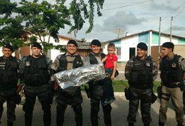 Garoto fã da PM recebe visita surpresa no dia de seu aniversário