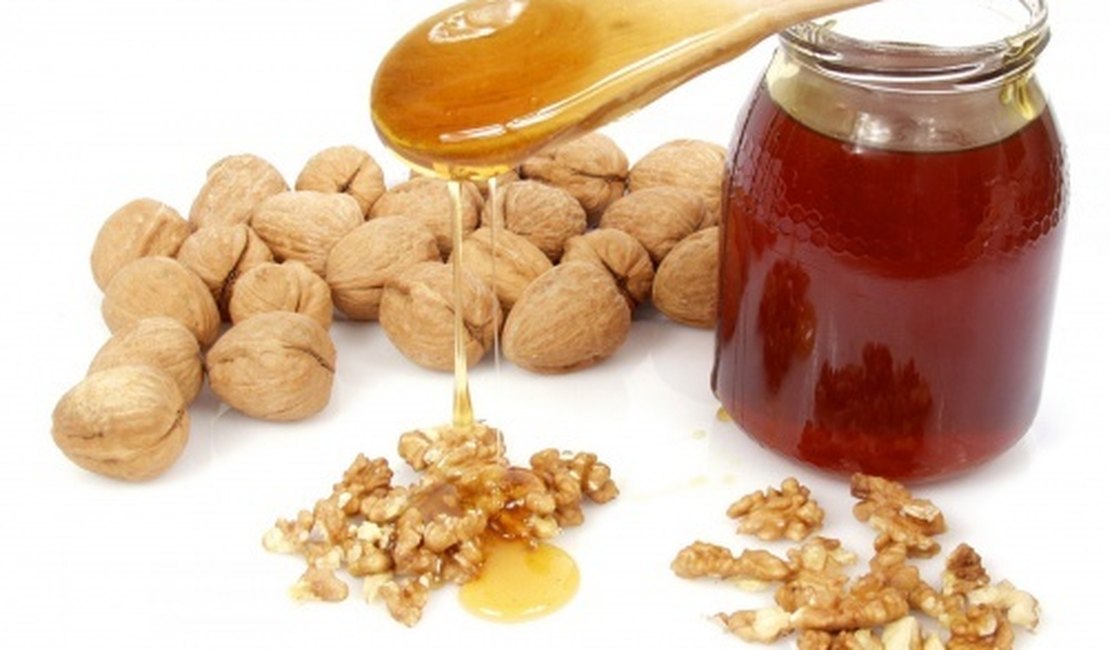 Conheça os benefícios do mel e amêndoas para o tratamento de manchas na pele
