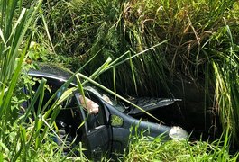 Homem atira carro em ribanceira por causa de fim de relacionamento