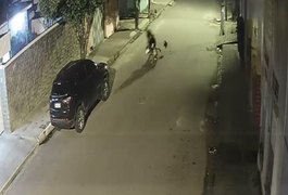 VÍDEO: Câmera mostra condutor sofrendo queda de moto ao perder o controle da direção no bairro Baixão