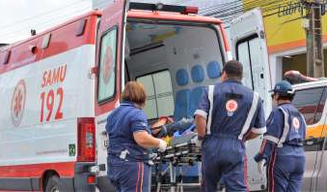 Homem é esfaqueado dentro de um bar em Delmiro Gouveia