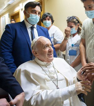 Papa Francisco ficará no hospital por mais alguns dias, diz Vaticano