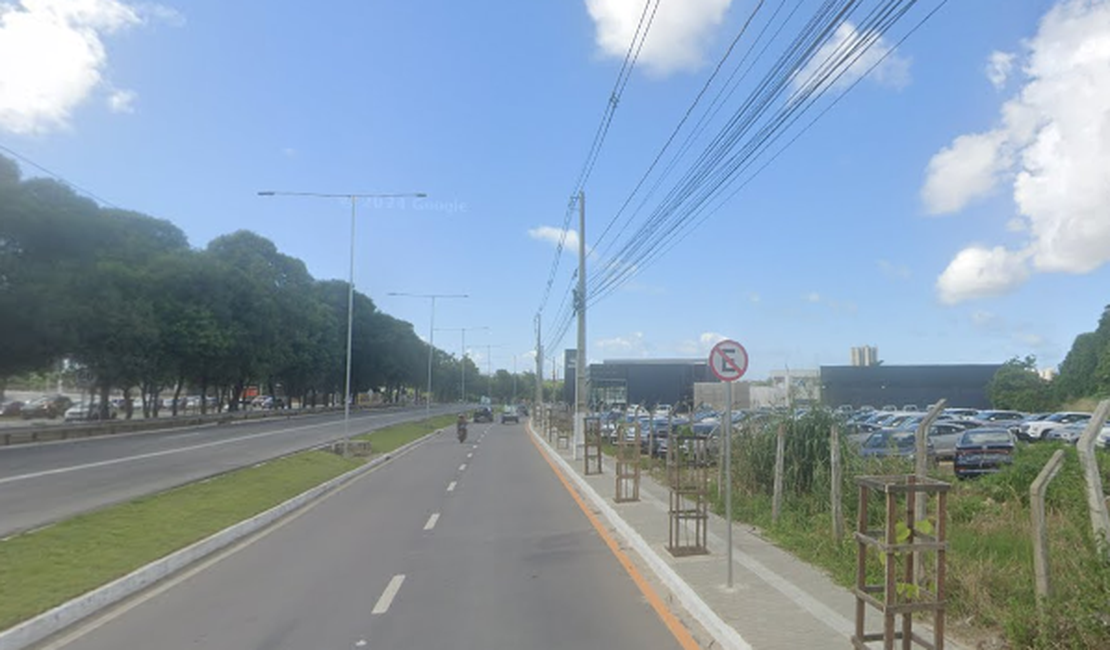 Homem morre em batida envolvendo motocicleta e carro durante a madrugada, em Maceió