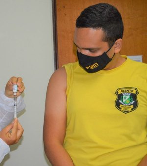 Agentes de trânsito de Arapiraca recebem primeira dose de vacina contra Covid-19