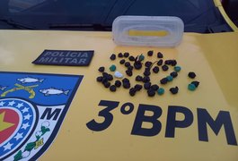 PM prende cabeleireiro de 41 anos com 46 bombinhas de maconha em salão de Teotônio Vilela