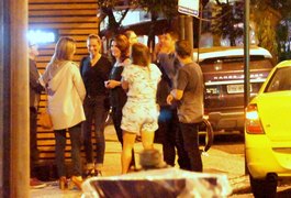 Fátima Bernardes curte jantar em restaurante japonês com amigos