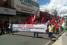 Entidades e populares realizam protesto no Centro de Arapiraca contra a Reforma da Previdência