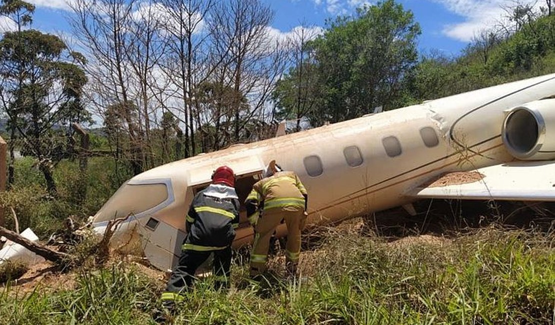 Avião sai da pista de pouso, cai em ribanceira e deixa feridos