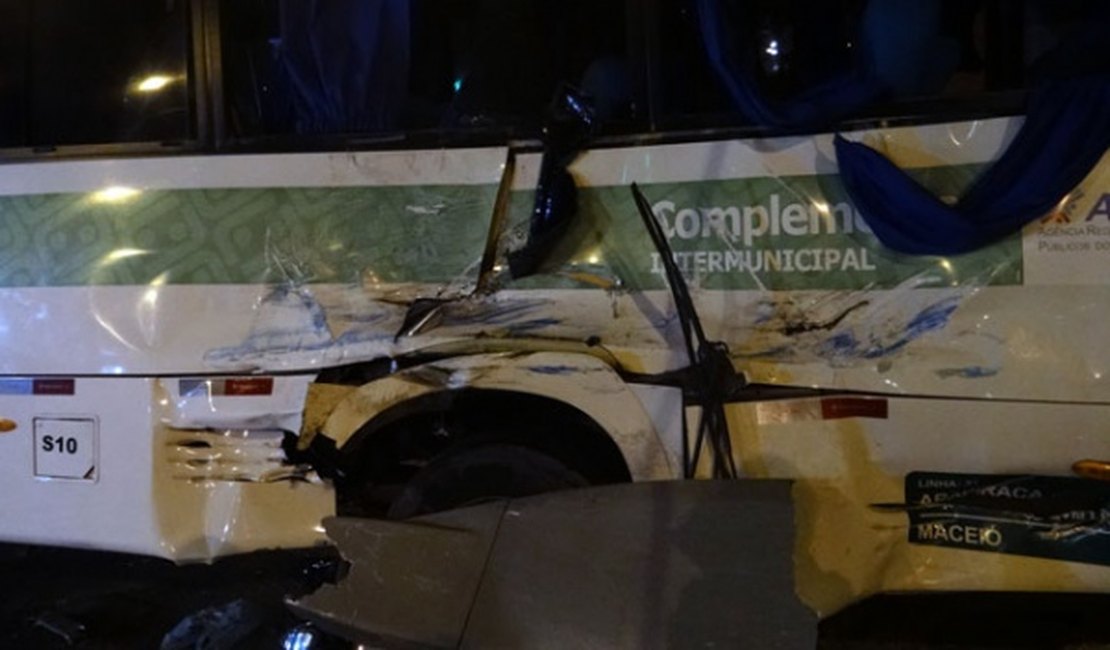 Acidente entre transporte complementar e VLT deixa feridos no bairro da Levada