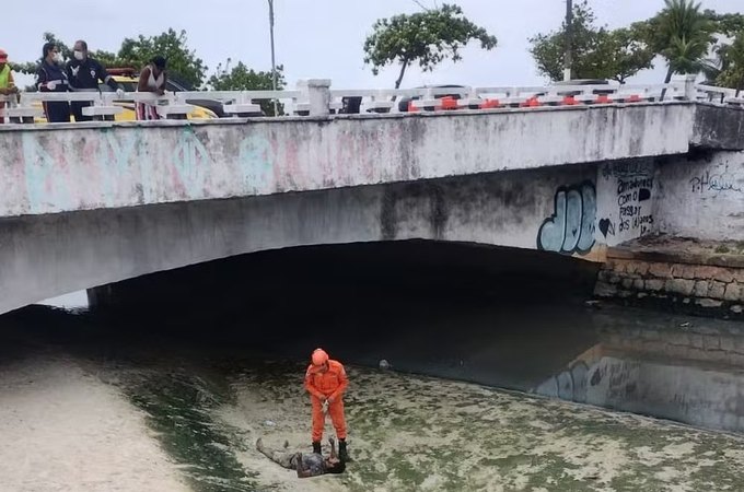 Homem embriagado fica ferido após cair no Riacho Salgadinho, em Maceió