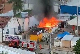 Fogo atinge barracas ao ar livre em praça de alimentação de Maragogi