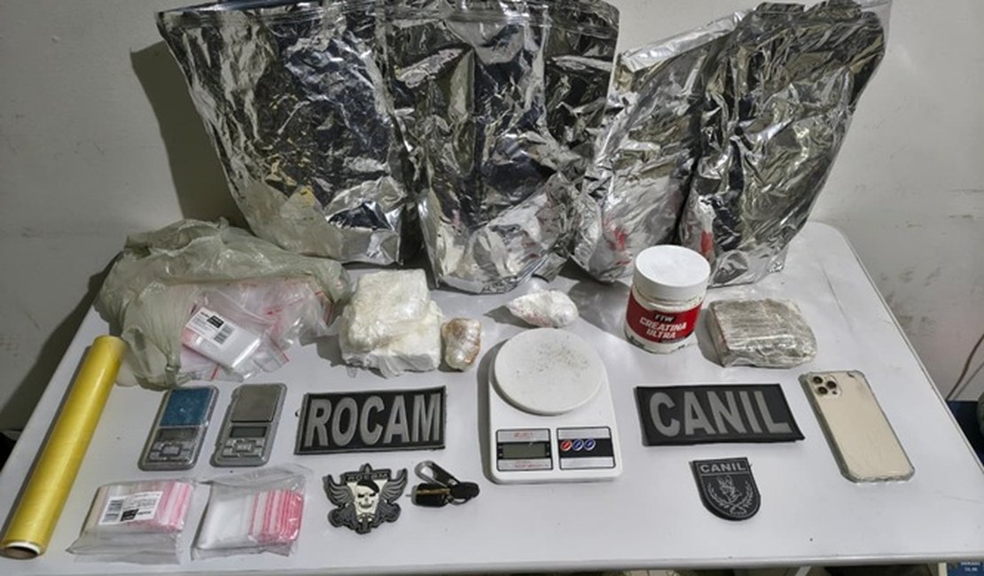 Mais de 3kg de drogas são apreendidos dentro de carro no Centro de Arapiraca; jovens foram presos