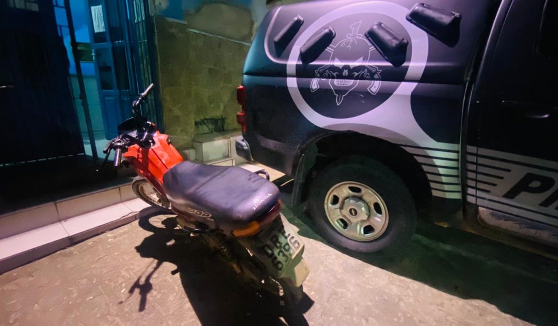 Polícia prende dois criminosos procurados pelo roubo de uma moto em Arapiraca