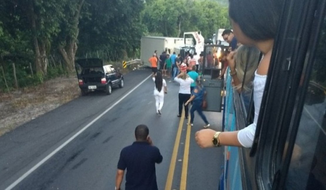 Colisão deixa um morto e outro preso às ferragens na Ladeira do Catolé