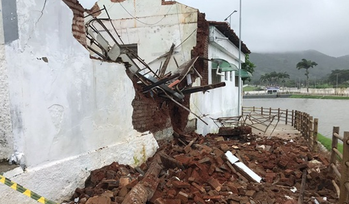 Estrutura de imóvel desaba em Palmeira dos índios neste sábado (28)