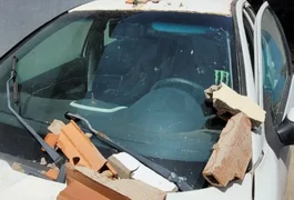 Carro atinge muro de residência e jovem de 18 anos fica ferido, em Marechal Deodoro