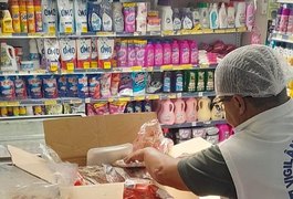 Fiscalização apreende 100kg de alimentos estragados em supermercado na Ponta Verde