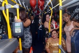 Após troca de alianças, casal leva convidados dentro de ônibus a local da festa