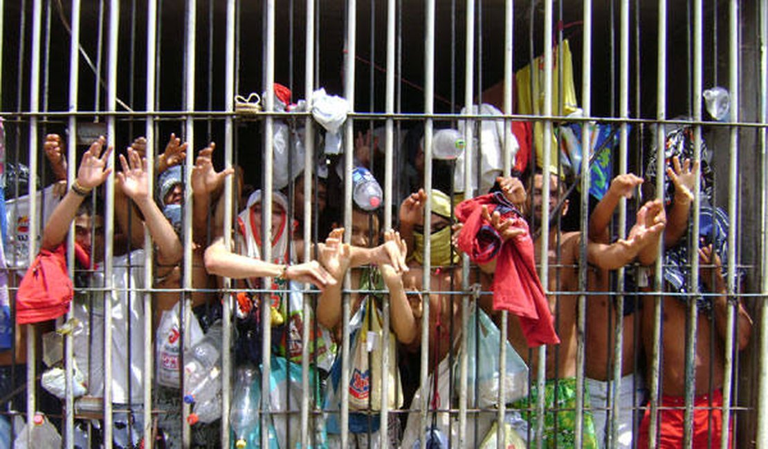 População carcerária do Brasil cresce 74% em sete anos