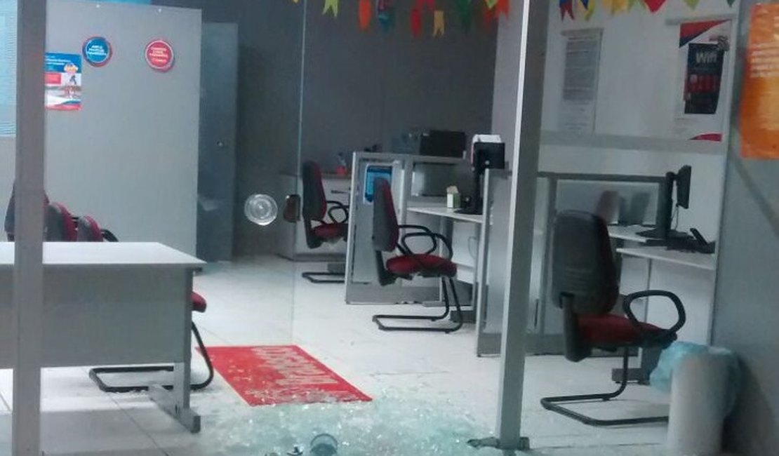 Bandidos invadem agência bancária de São José da Tapera e polícia impede roubo