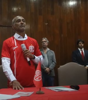 Romário é eleito presidente do America Football Club, no Rio