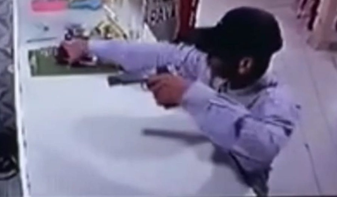 Vídeo mostra homem fingindo ser entregador antes de assaltar lanchonete em Arapiraca; ASSISTA