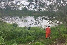 Bombeiros buscam idoso que desapareceu ao mergulhar em barragem, em São Sebastião