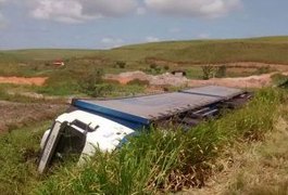 Motorista fica ferido após carreta tombar em trecho da BR-101, em Messias