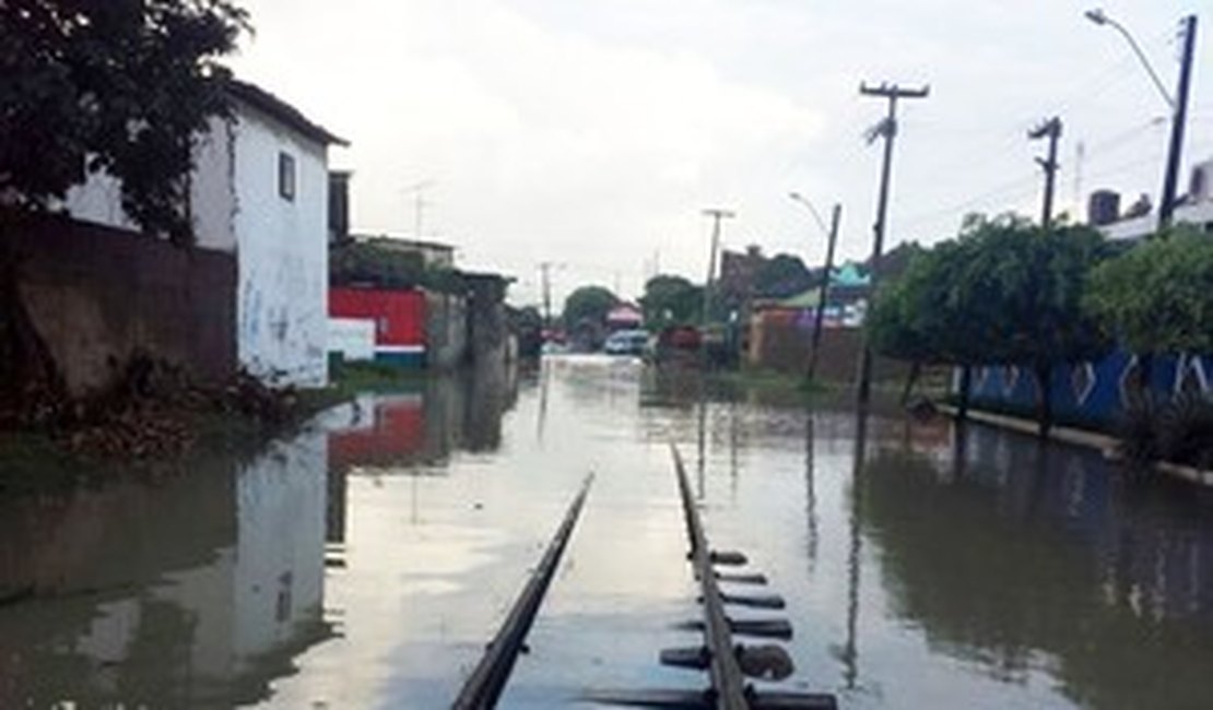 Nível do Riacho do Silva volta a subir e moradores ficam ilhados