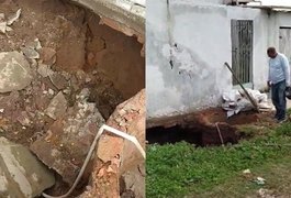 Crateras de fossas se abrem e deixam vizinhos feridos, em Arapiraca