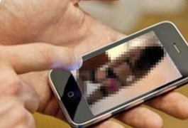 Homem compartilha vídeo da namorada se masturbando em sexo a três e é preso em Maceió