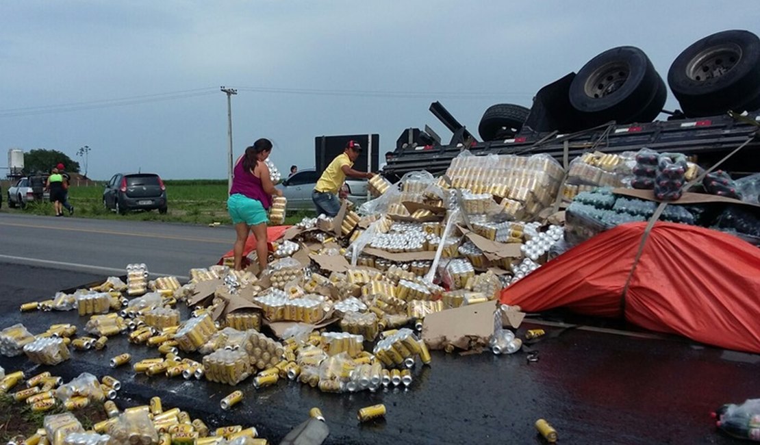 Caminhão carregado de cervejas tomba na BR-101; parte da carga foi saqueada