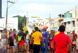 Mulher fica ferida após colisão entre carro e moto no Parque Ceci Cunha, em Arapiraca