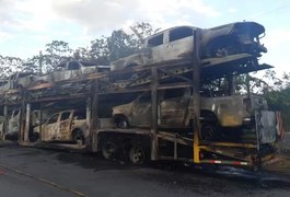 Oito caminhonetes novas ficam destruídas após incêndio em caminhão-cegonha, na BR 101, interior alagoano