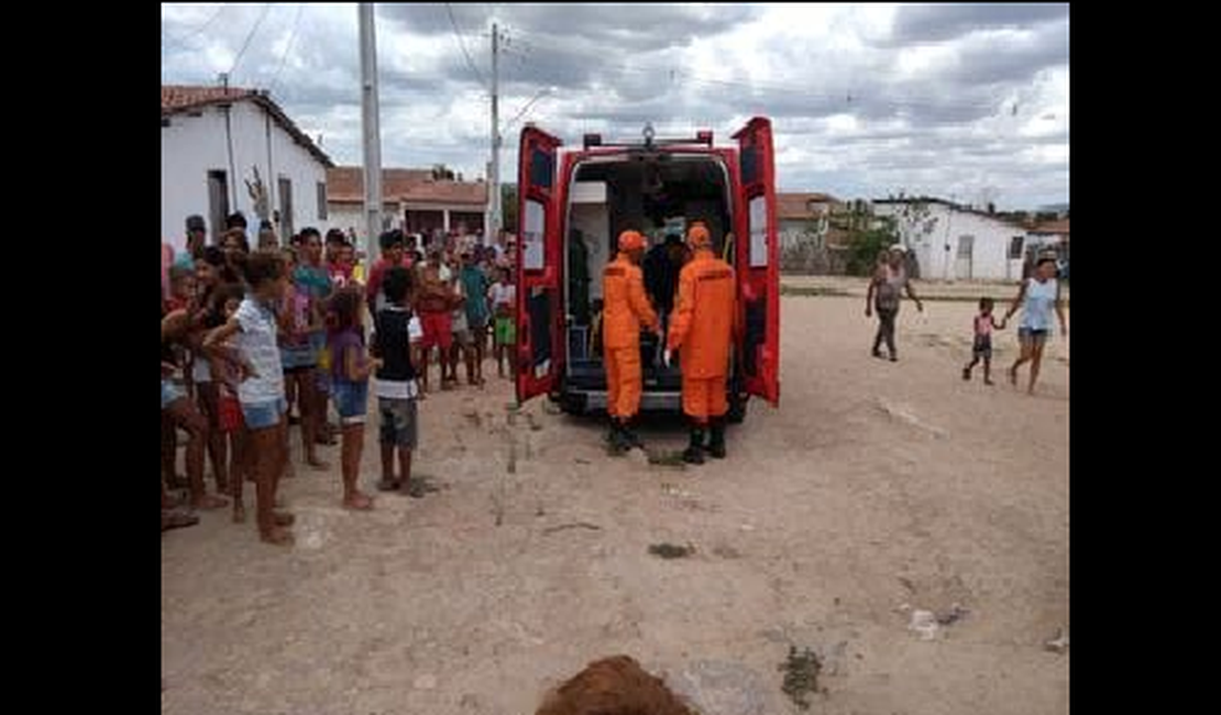 Criminosos não encontram alvo e atiram em mãe dentro de residência no Sertão